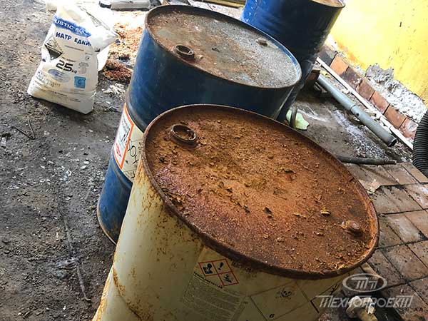 Отходы гальваники в железных бочках