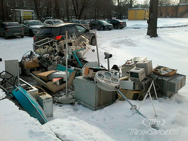 Различные приборы и оборудование из больницы